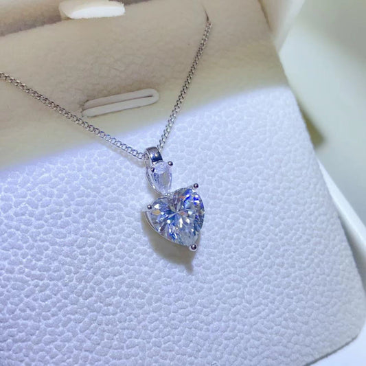 Collar con colgante de corazón de plata de ley 925 con moissanita de 2 quilates