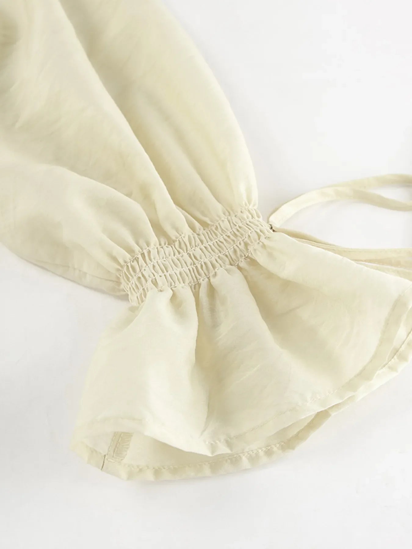 荷葉邊V領上衣和短褲套裝