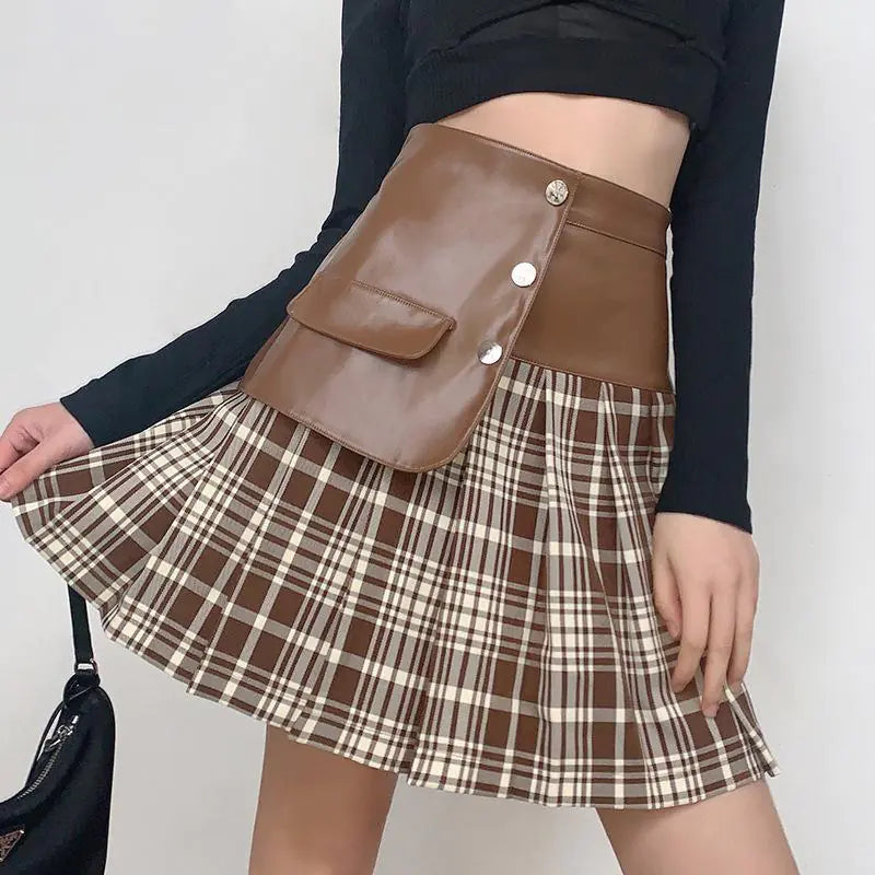 Falda corta de mujer con costuras de cuero sintético y combinable