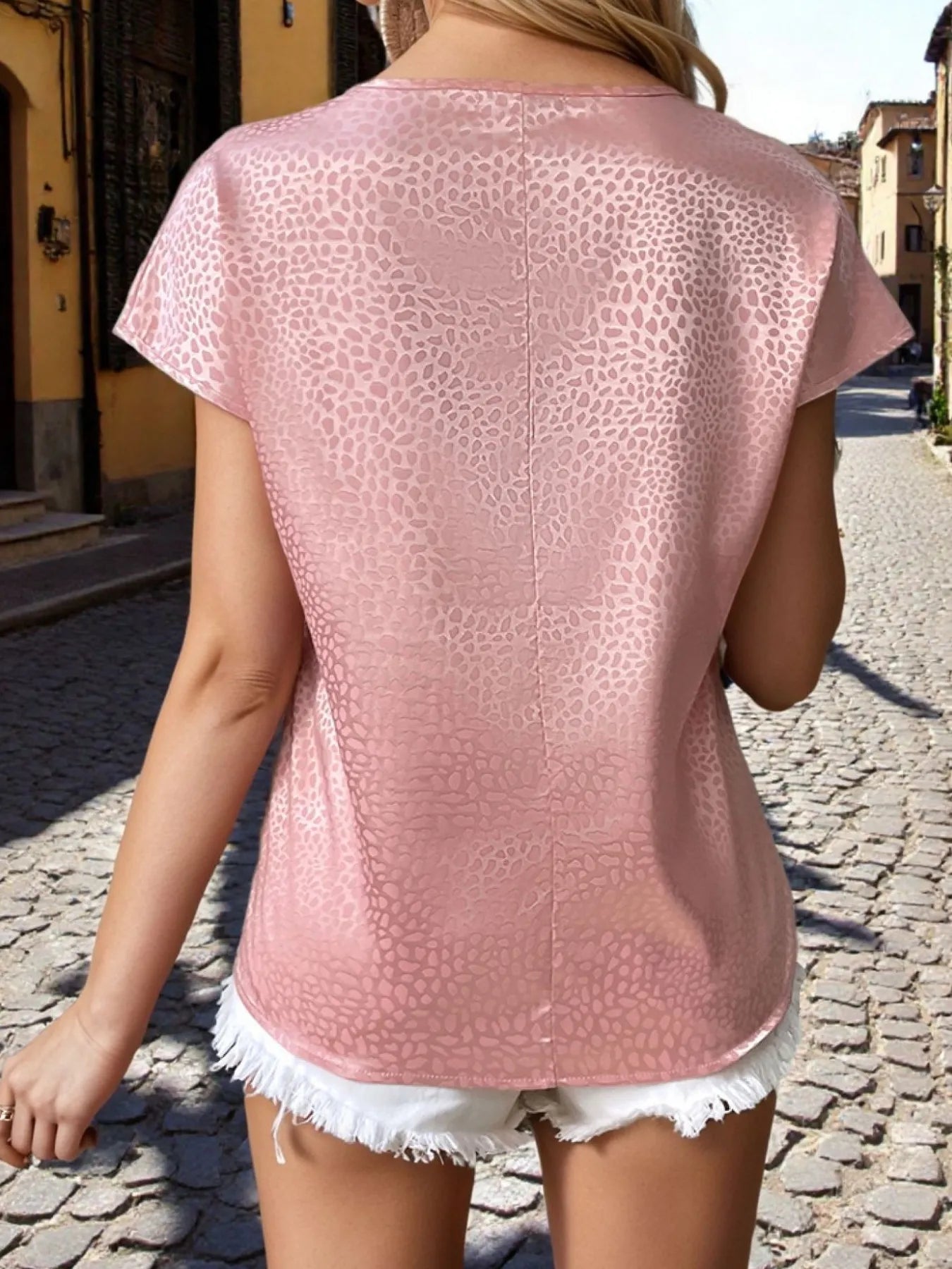 Blusa de manga corta con muescas y estampado animal