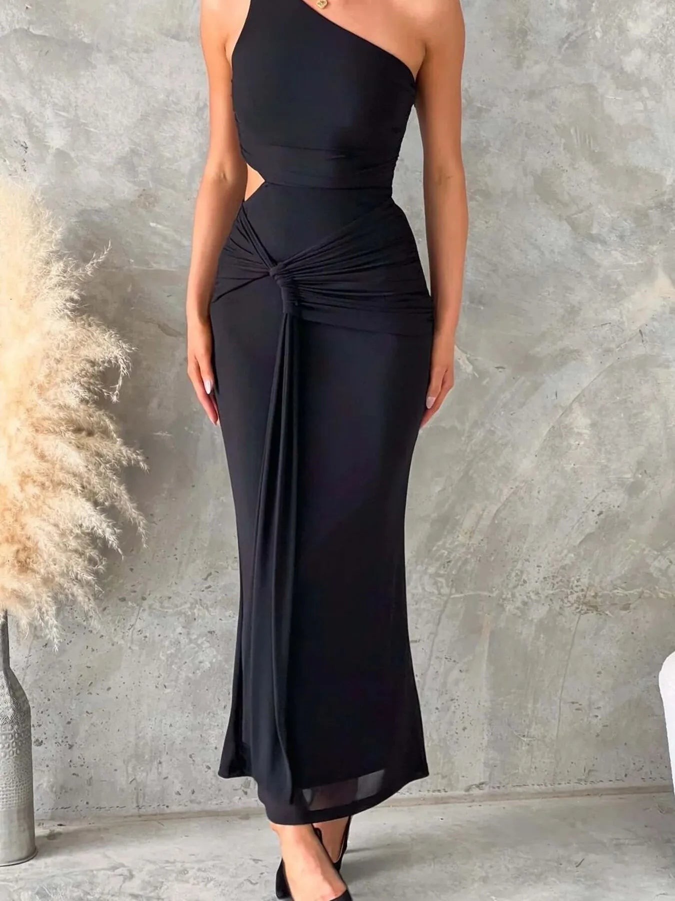 Vestido maxi ajustado con un solo hombro y abertura