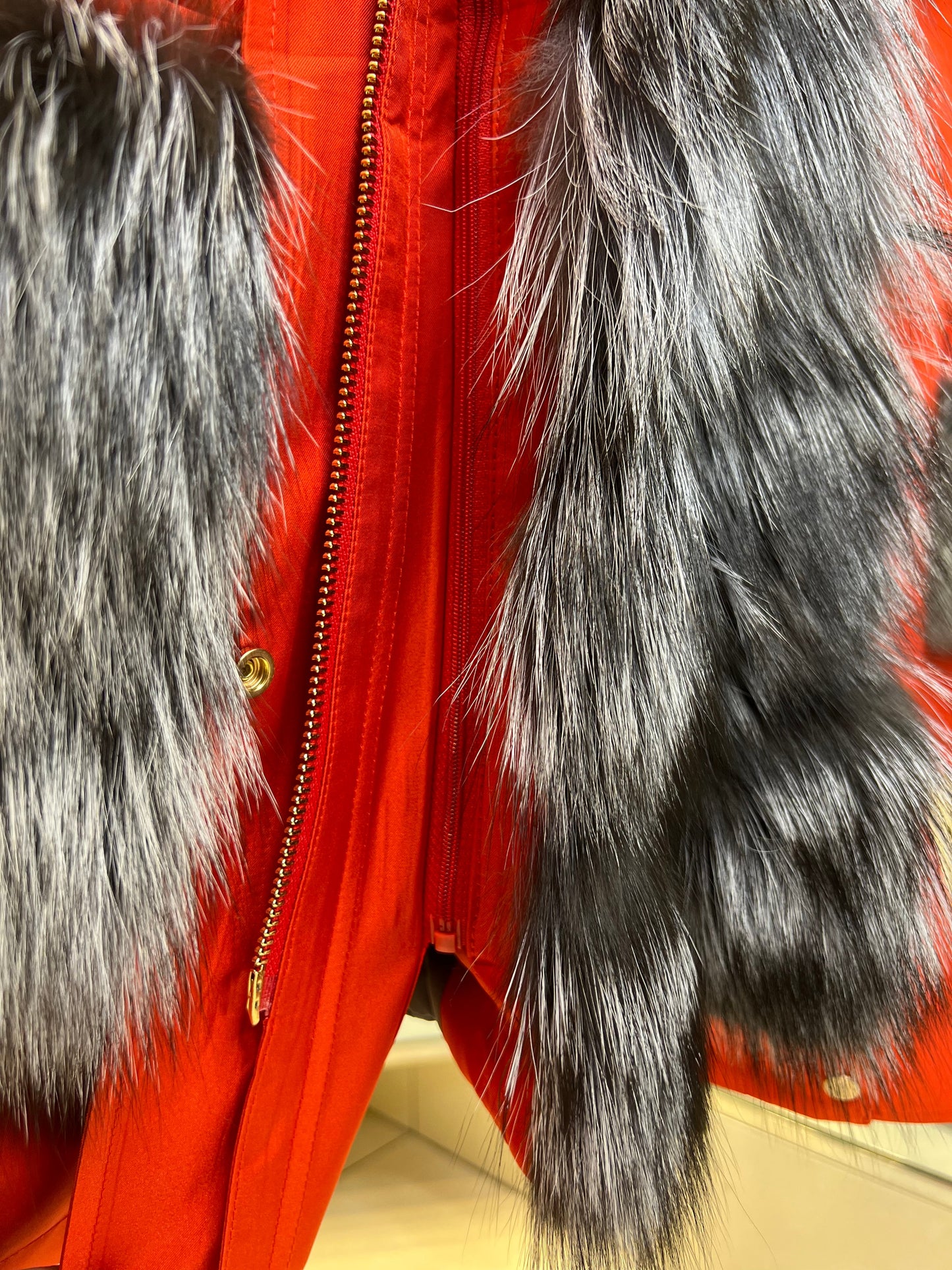 Parka aislante de piel de conejo y zorro plateado genuino de Roma en rojo