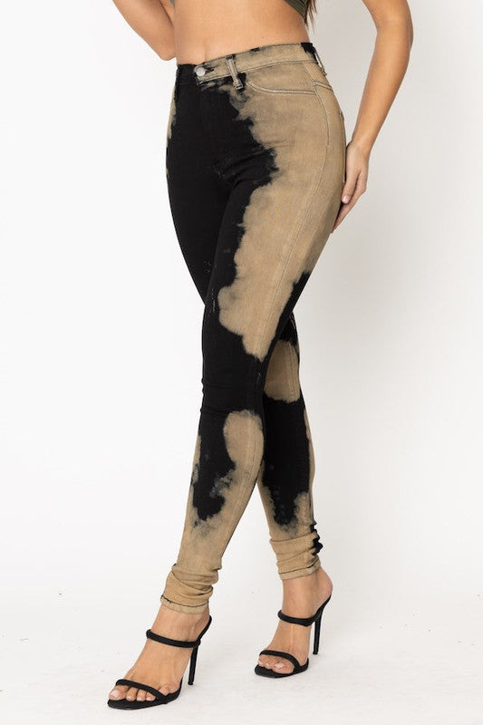 Vaqueros ajustados blanqueados en negro