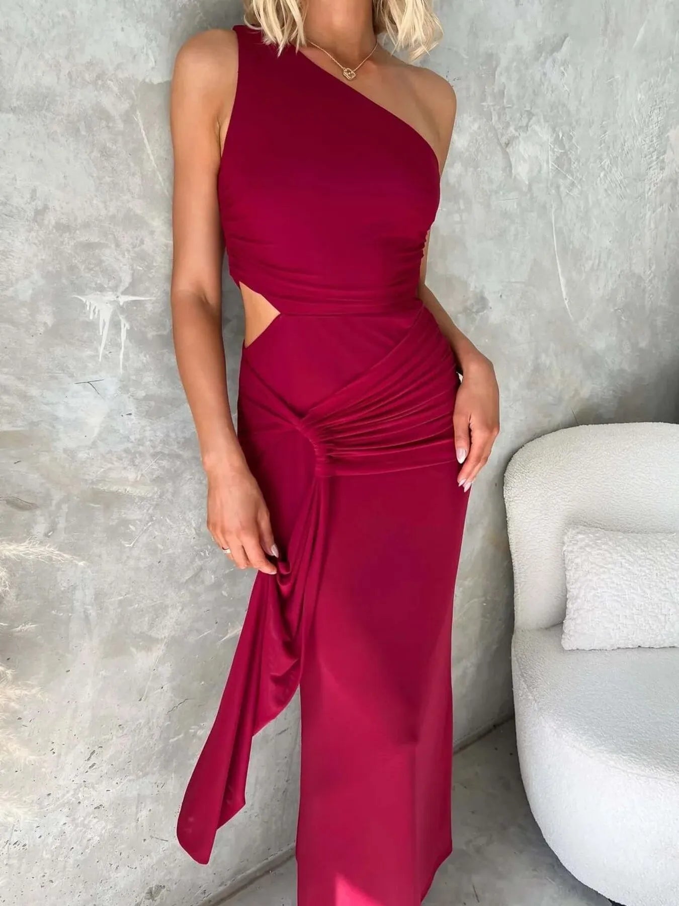 Vestido maxi ajustado con un solo hombro y abertura