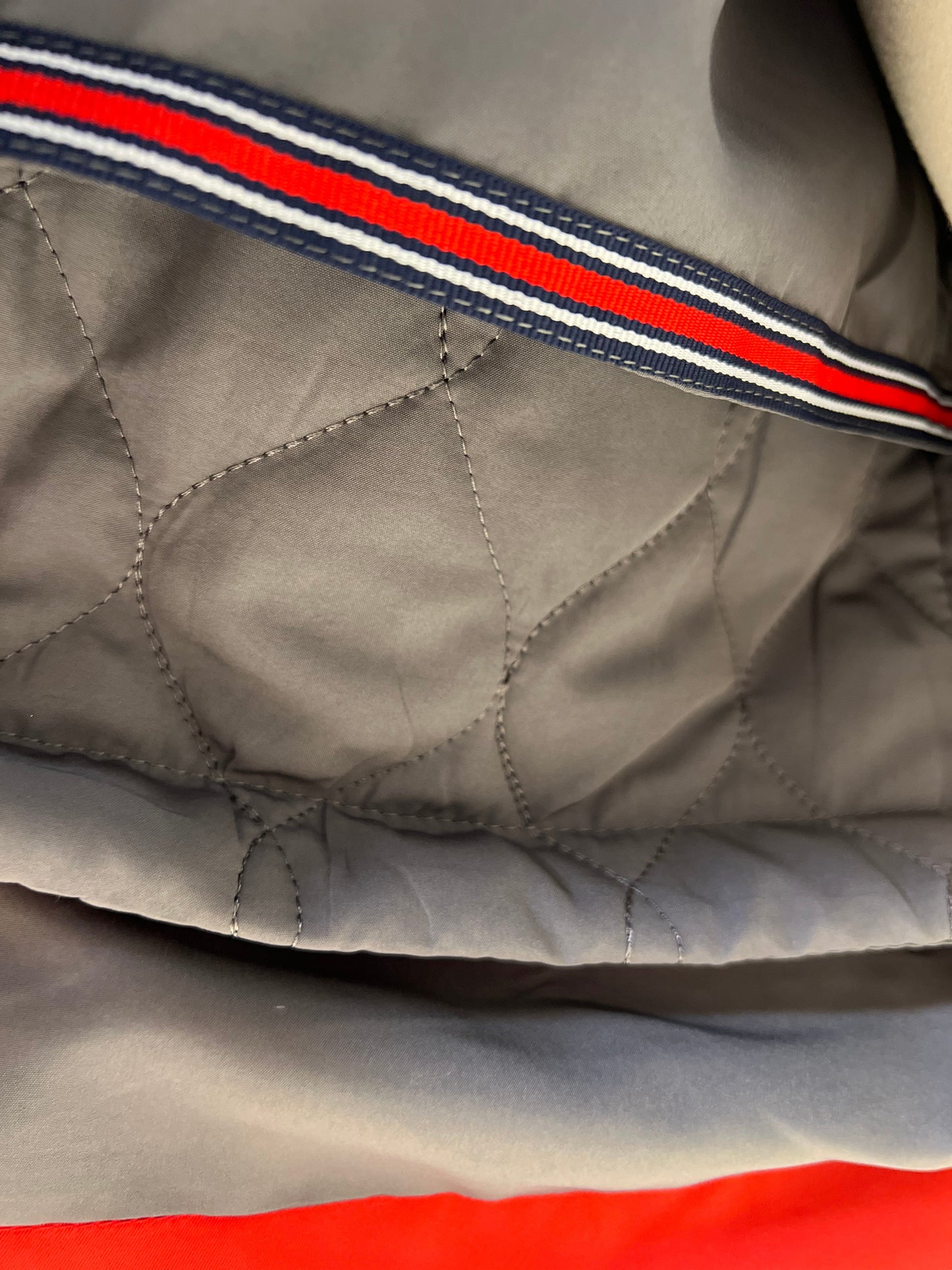 Parka aislante de piel de conejo y zorro plateado genuino de Roma en rojo