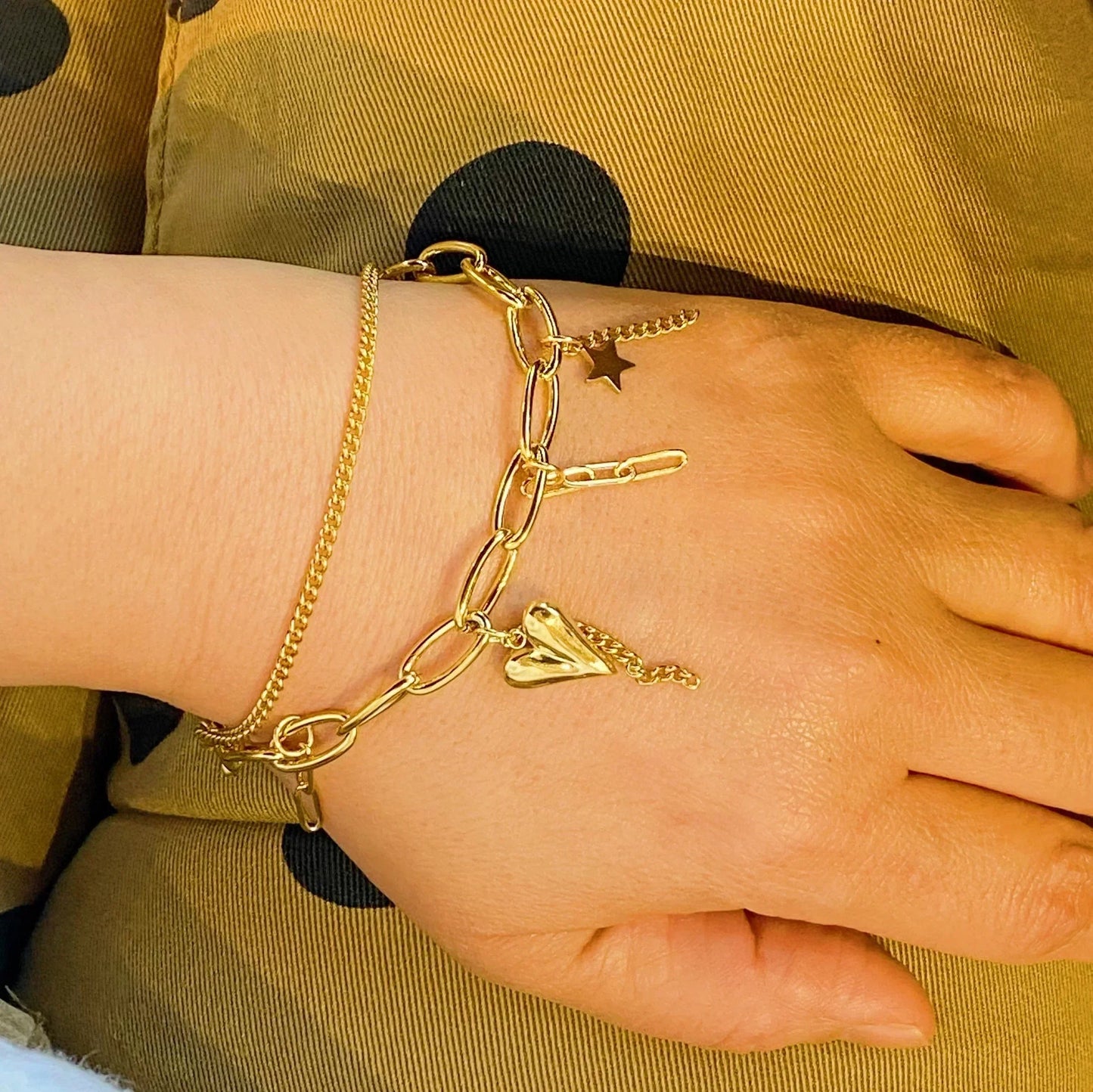 Pulsera con dijes de doble diversión