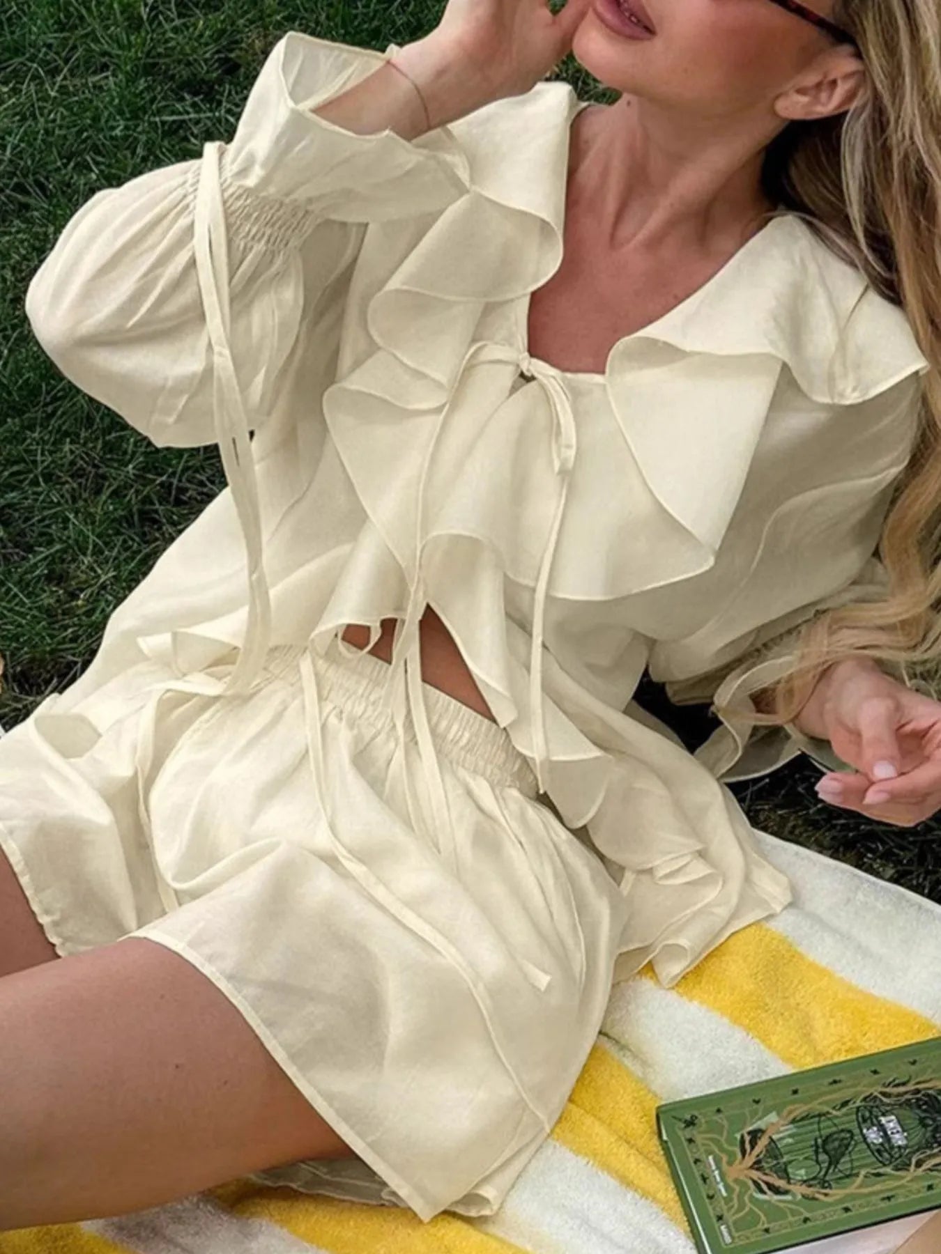 荷葉邊V領上衣和短褲套裝