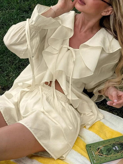 荷葉邊V領上衣和短褲套裝