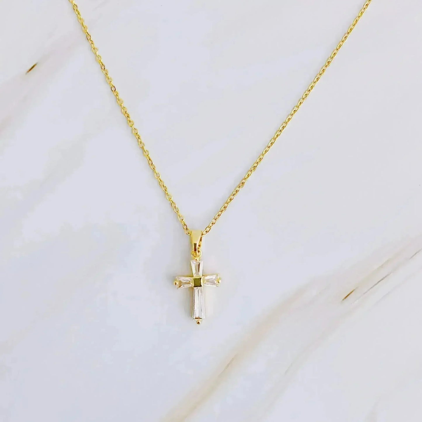 水晶十字架項鍊 – 優雅18K鍍金吊墜 | 永恆經典