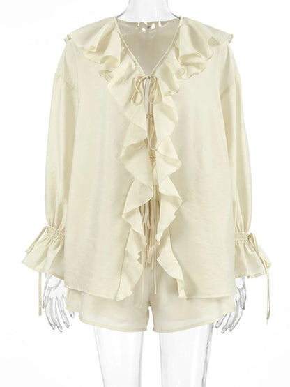 荷葉邊V領上衣和短褲套裝