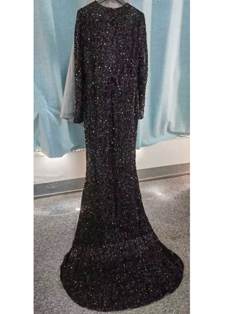 Vestido de noche gris de lentejuelas y manga larga