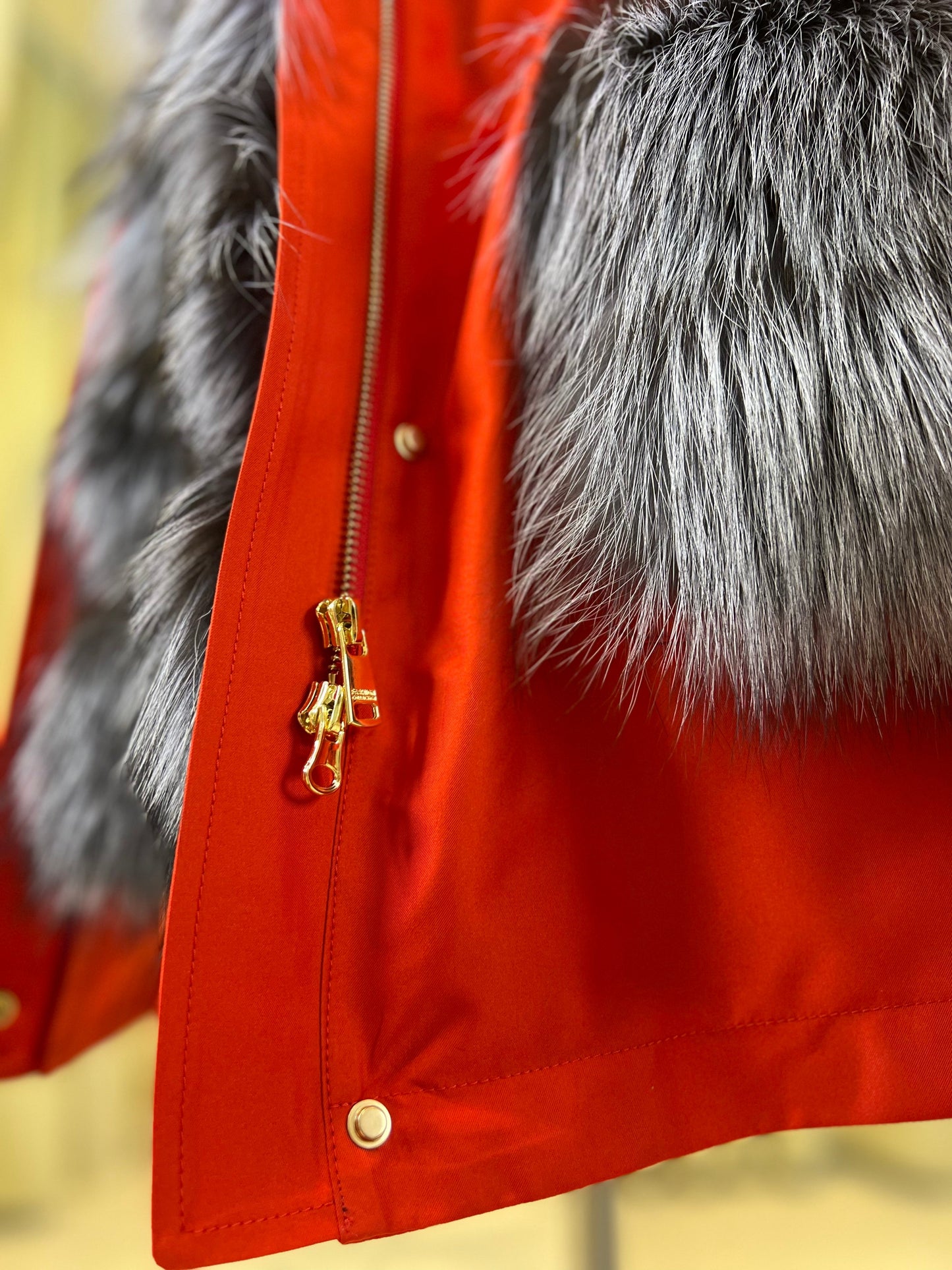 Parka aislante de piel de conejo y zorro plateado genuino de Roma en rojo