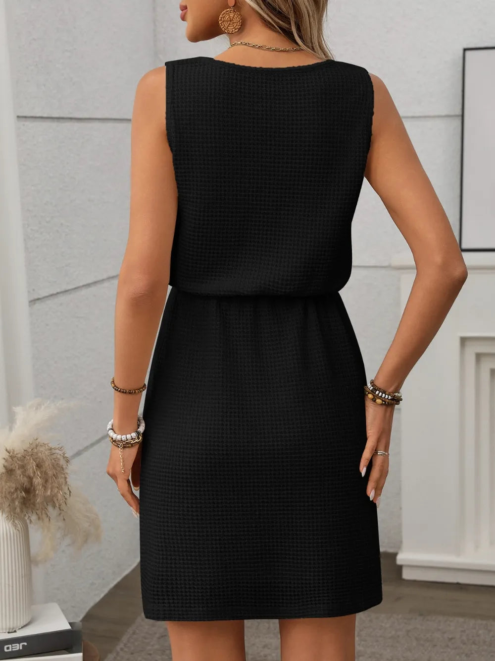 輕盈的華夫格針織抽繩迷你吊帶裙