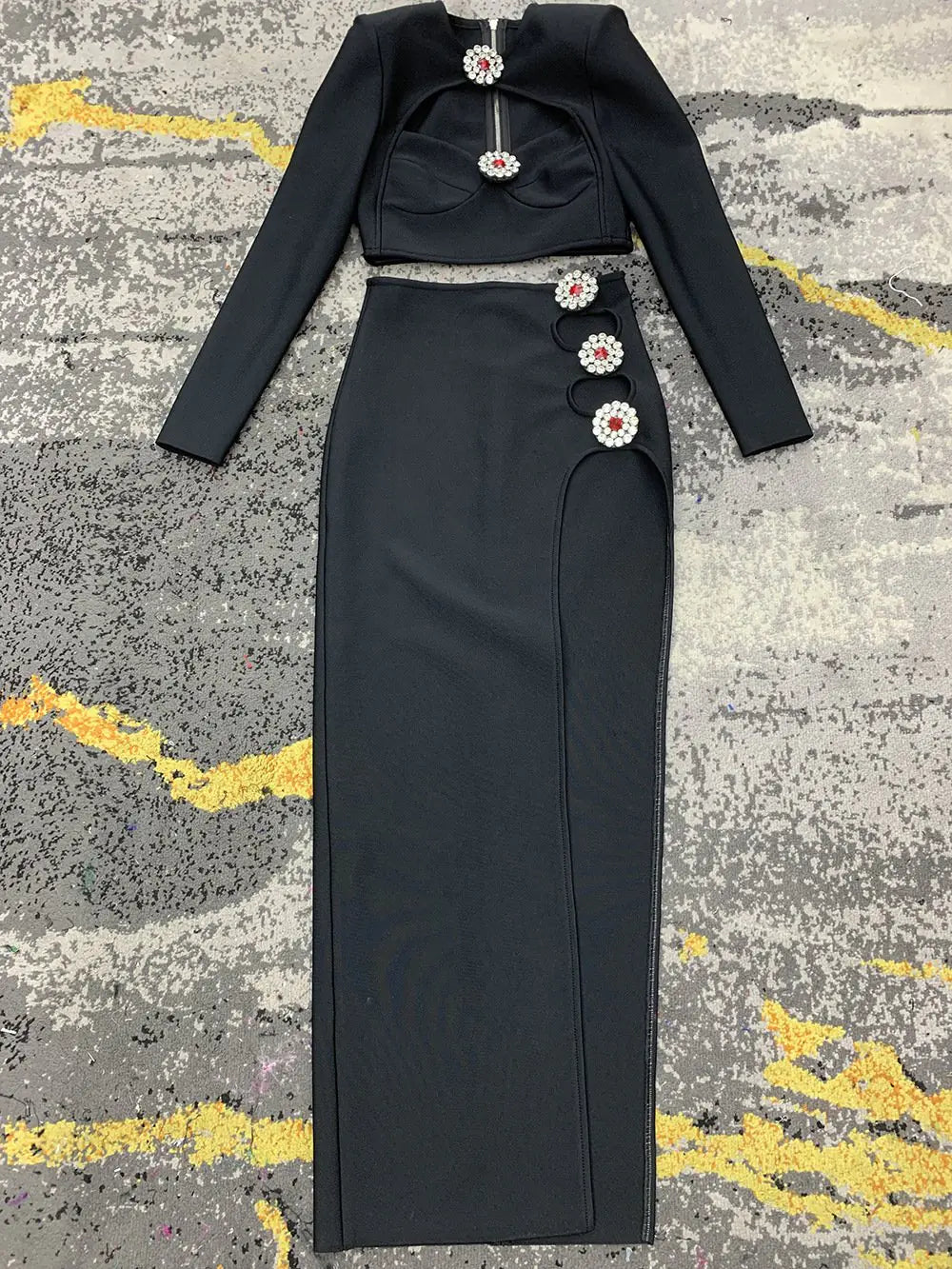 Vestido de manga larga con abertura lateral y diseño de diamante hueco