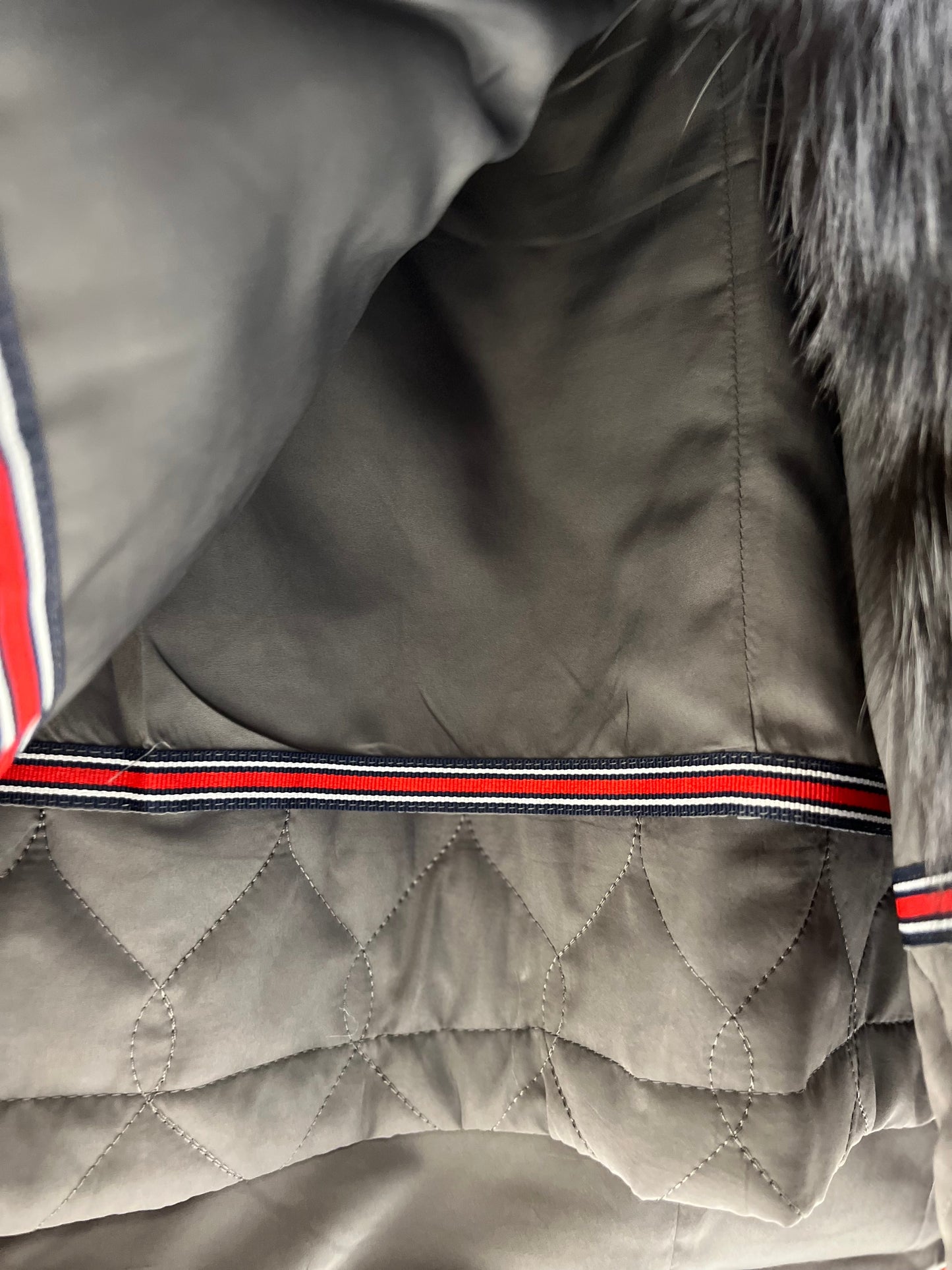 Parka aislante de piel de conejo y zorro plateado genuino de Roma en rojo