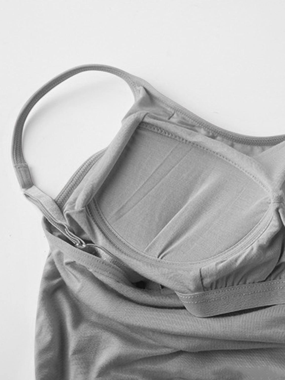 日常吊帶洋裝搭配胸罩