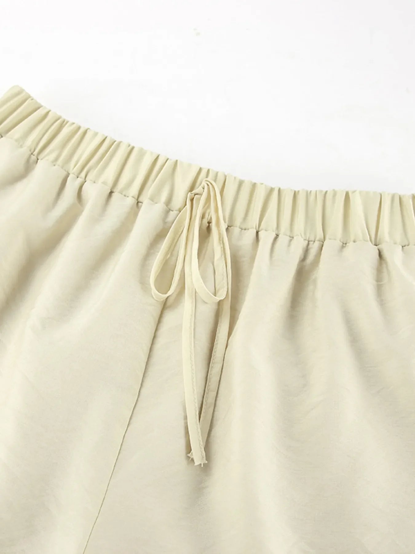 荷葉邊V領上衣和短褲套裝