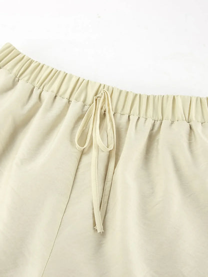 荷葉邊V領上衣和短褲套裝