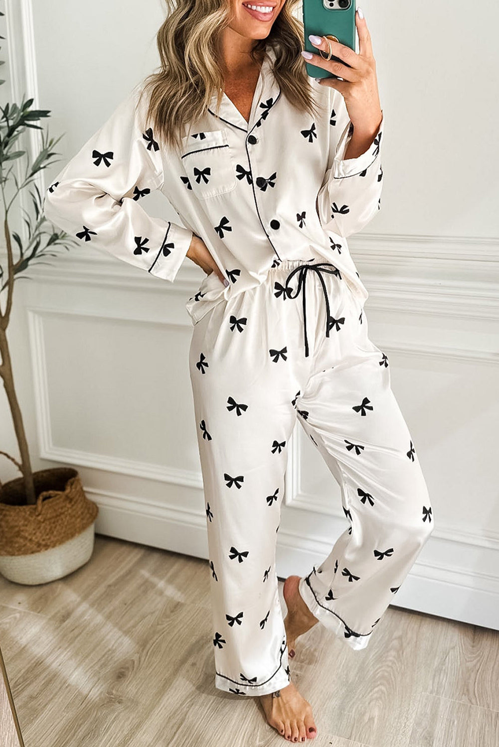 Pijama de dos piezas con estampado de lazos blancos