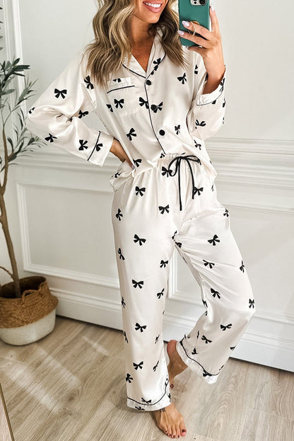 Pijama de dos piezas con estampado de lazos blancos