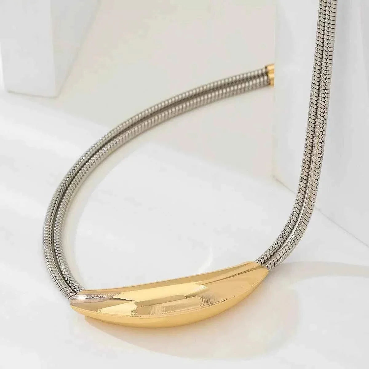 Two-Tone Alloy Curved : Pendant Snake Necklace