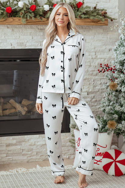 Pijama de dos piezas con estampado de lazos blancos