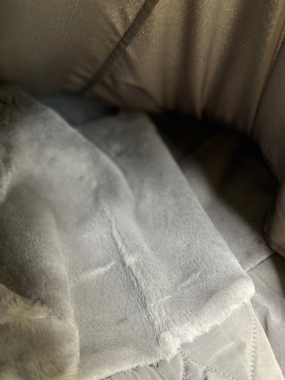 Parka aislante de piel de conejo y zorro plateado genuino de Roma en rojo