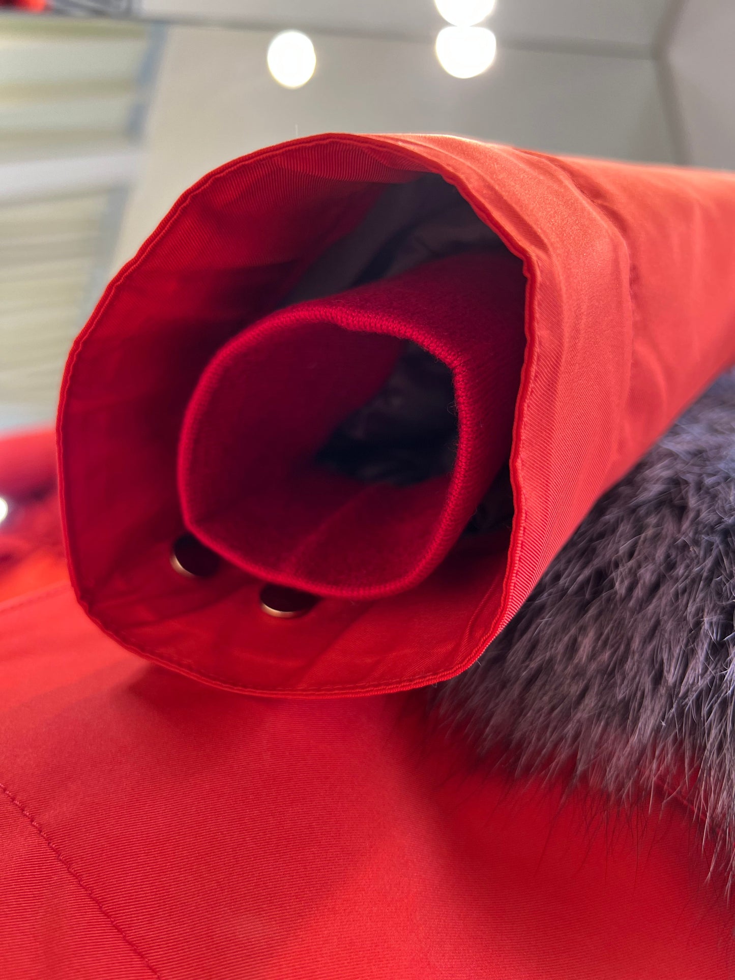 Parka aislante de piel de conejo y zorro plateado genuino de Roma en rojo