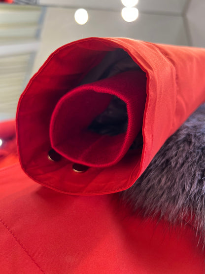 Parka aislante de piel de conejo y zorro plateado genuino de Roma en rojo