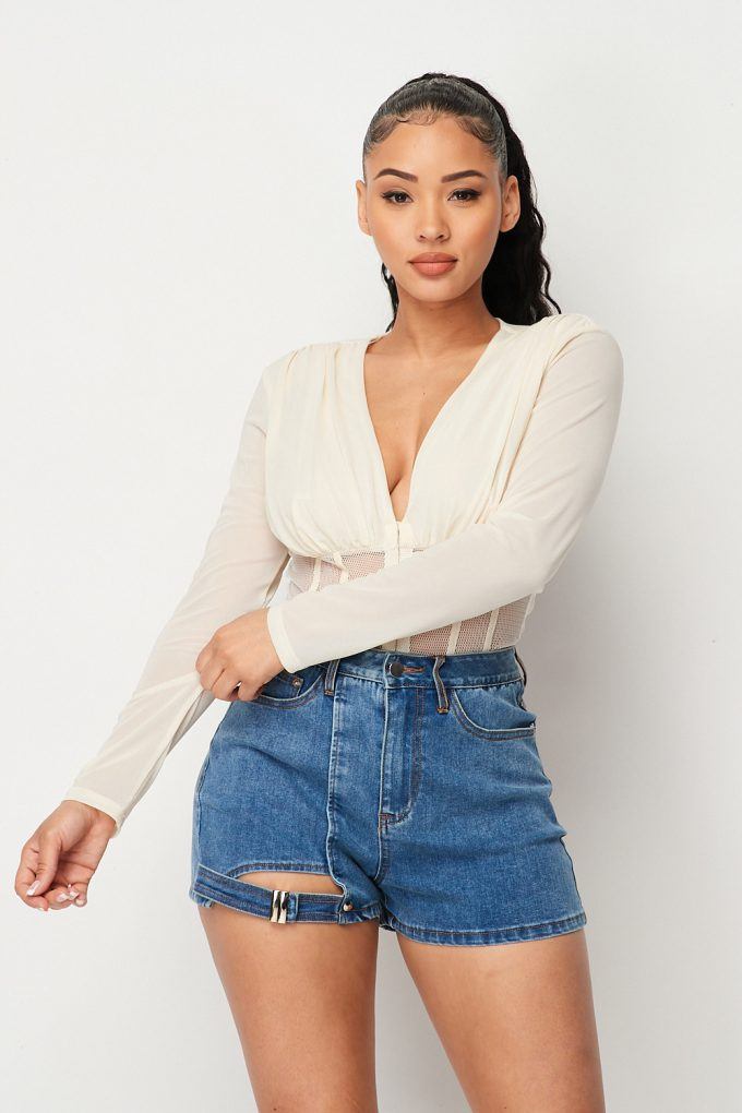 Body de rejilla con espalda de malla transparente y escote en V profundo