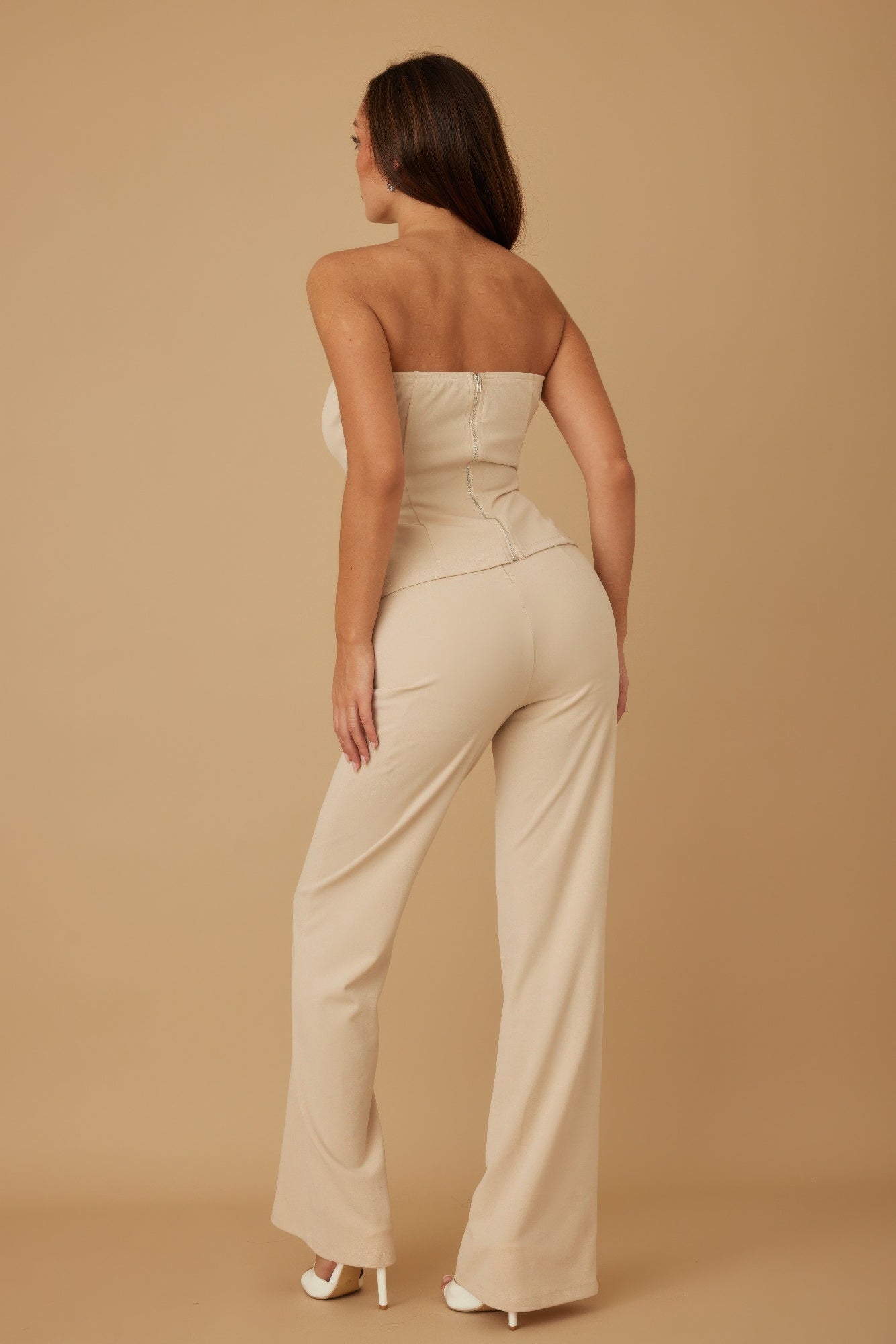 優雅兩件套，飾以橢圓形水晶石