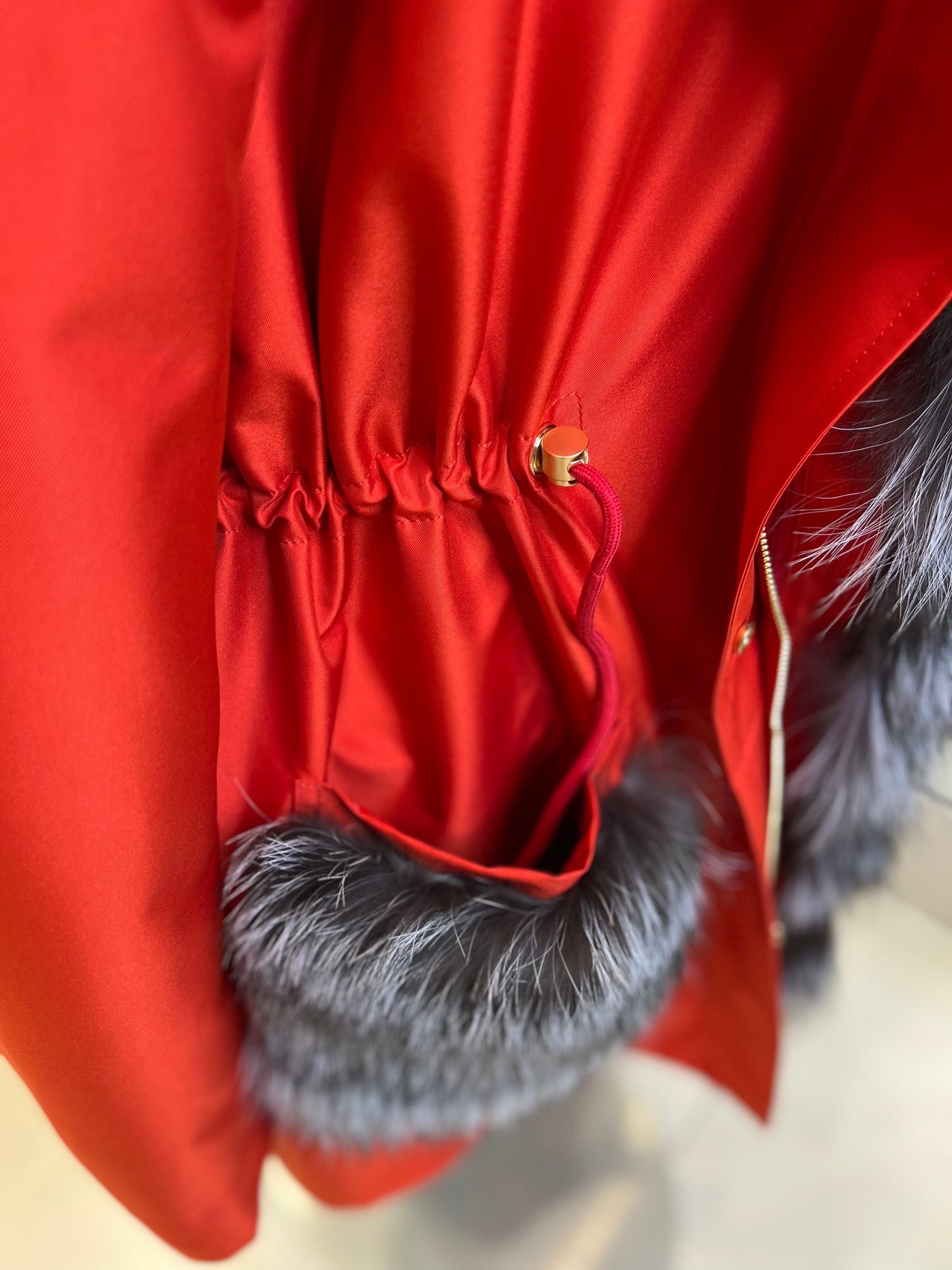 Parka aislante de piel de conejo y zorro plateado genuino de Roma en rojo