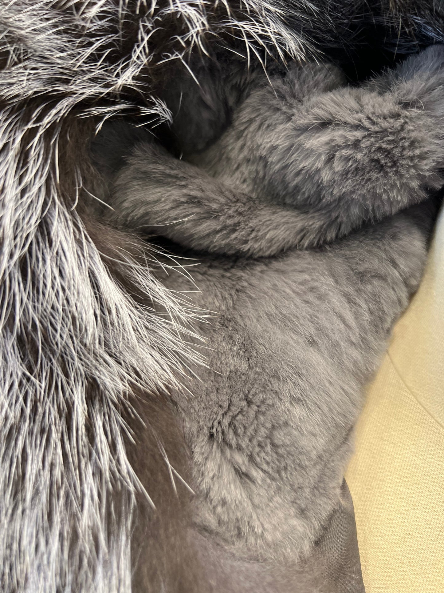 Parka aislante de piel de conejo y zorro plateado genuino de Roma en rojo