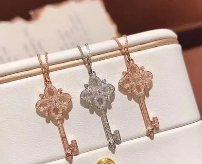 Colgante de llave vintage de plata de ley 925 con cristales pavé y baño de oro de 14 quilates para mujer, joyería ligera de lujo para vestir.