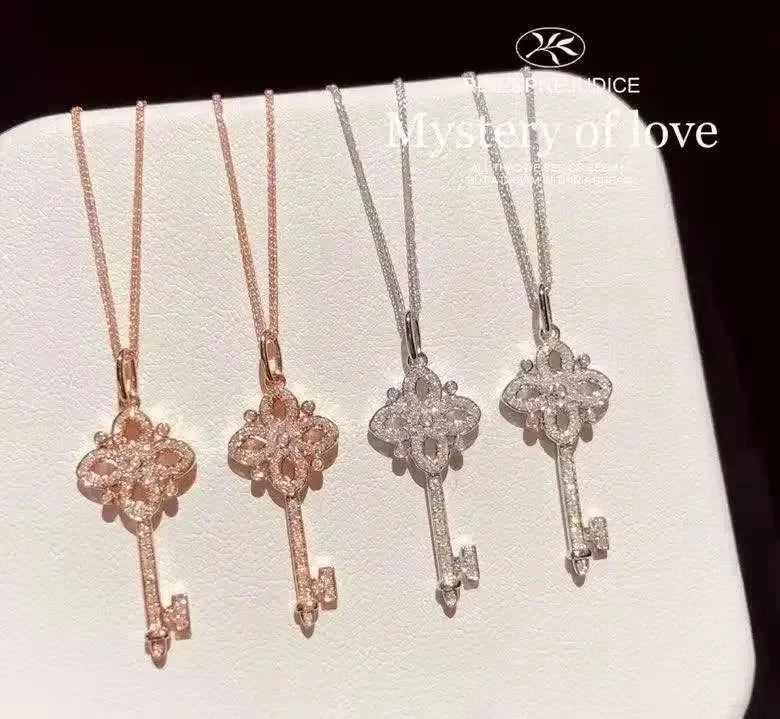 Colgante de llave vintage de plata de ley 925 con cristales pavé y baño de oro de 14 quilates para mujer, joyería ligera de lujo para vestir.