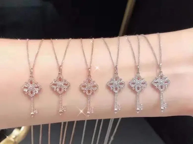 Colgante de llave vintage de plata de ley 925 con cristales pavé y baño de oro de 14 quilates para mujer, joyería ligera de lujo para vestir.