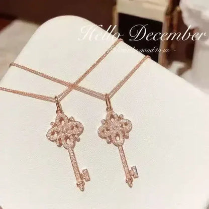 Colgante de llave vintage de plata de ley 925 con cristales pavé y baño de oro de 14 quilates para mujer, joyería ligera de lujo para vestir.