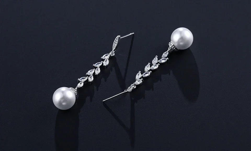 Pendientes colgantes de perlas de imitación redondas ZAKOL para mujer, con circonitas brillantes y hojas de cristal, largos, para novia, joyería de boda