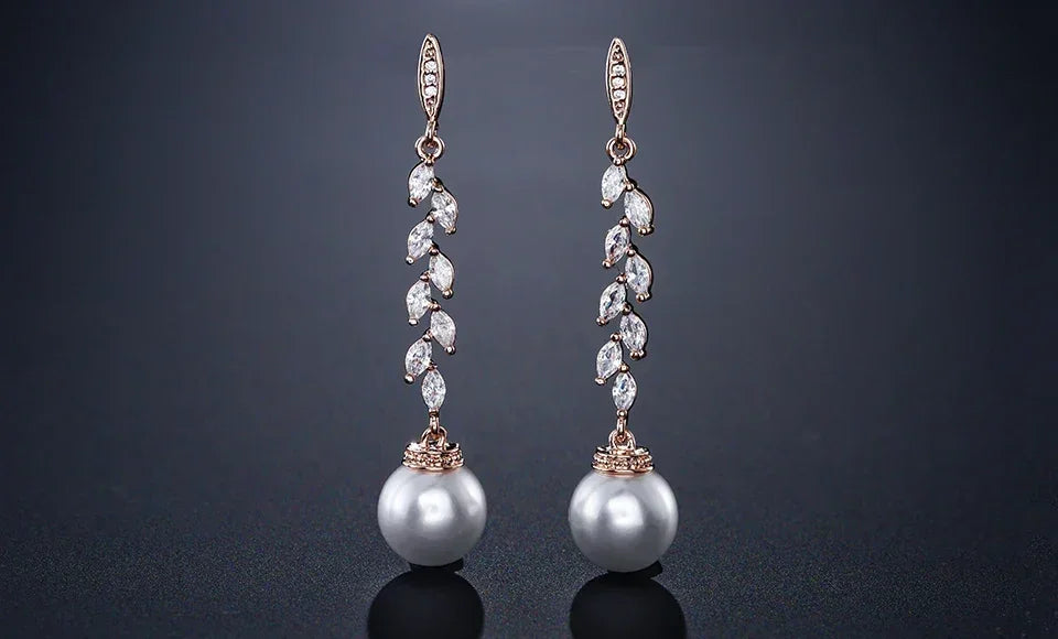 Pendientes colgantes de perlas de imitación redondas ZAKOL para mujer, con circonitas brillantes y hojas de cristal, largos, para novia, joyería de boda
