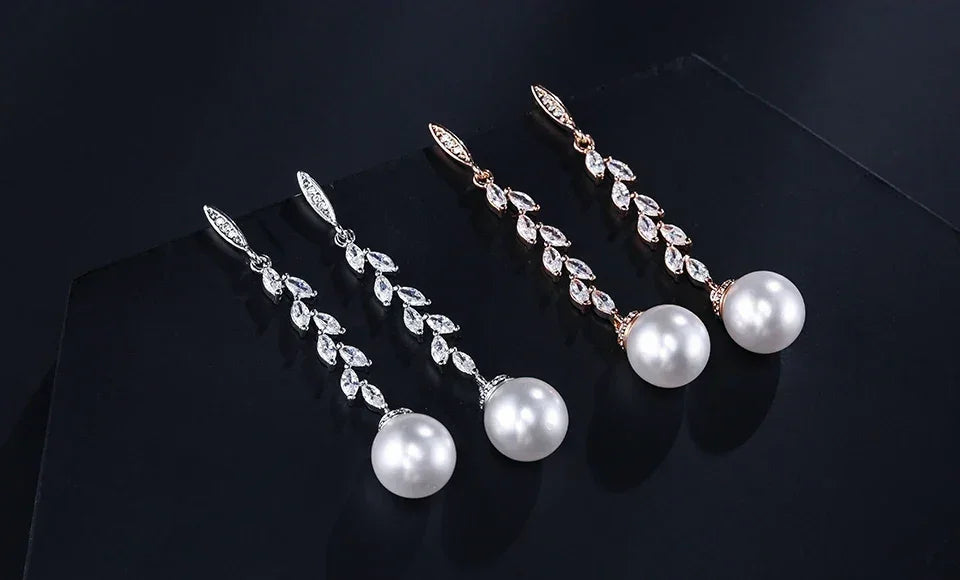 Pendientes colgantes de perlas de imitación redondas ZAKOL para mujer, con circonitas brillantes y hojas de cristal, largos, para novia, joyería de boda