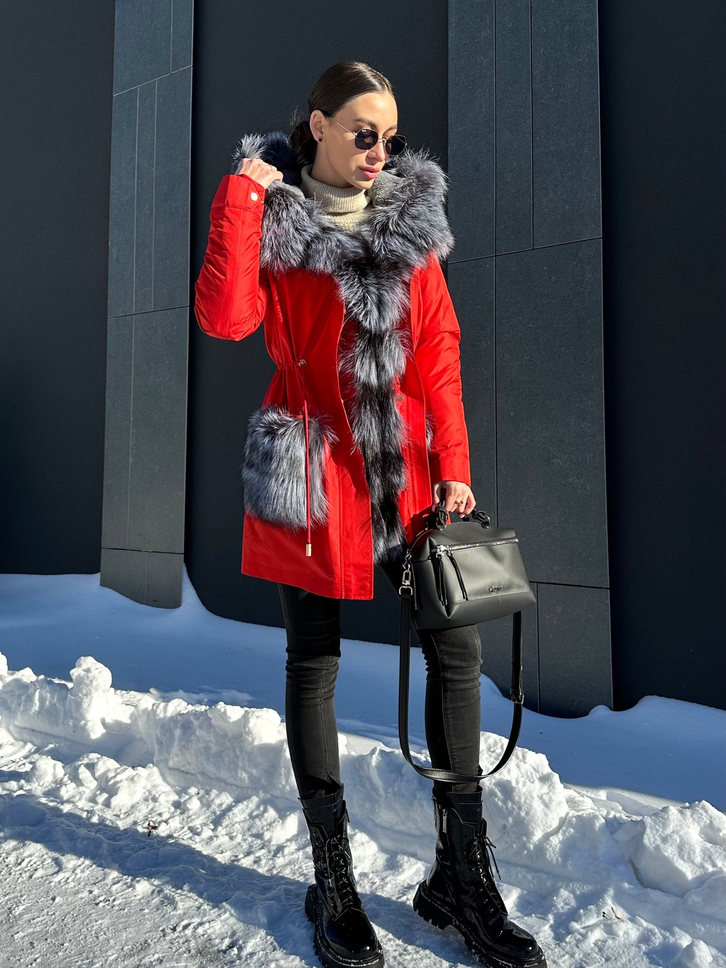 Parka aislante de piel de conejo y zorro plateado genuino de Roma en rojo