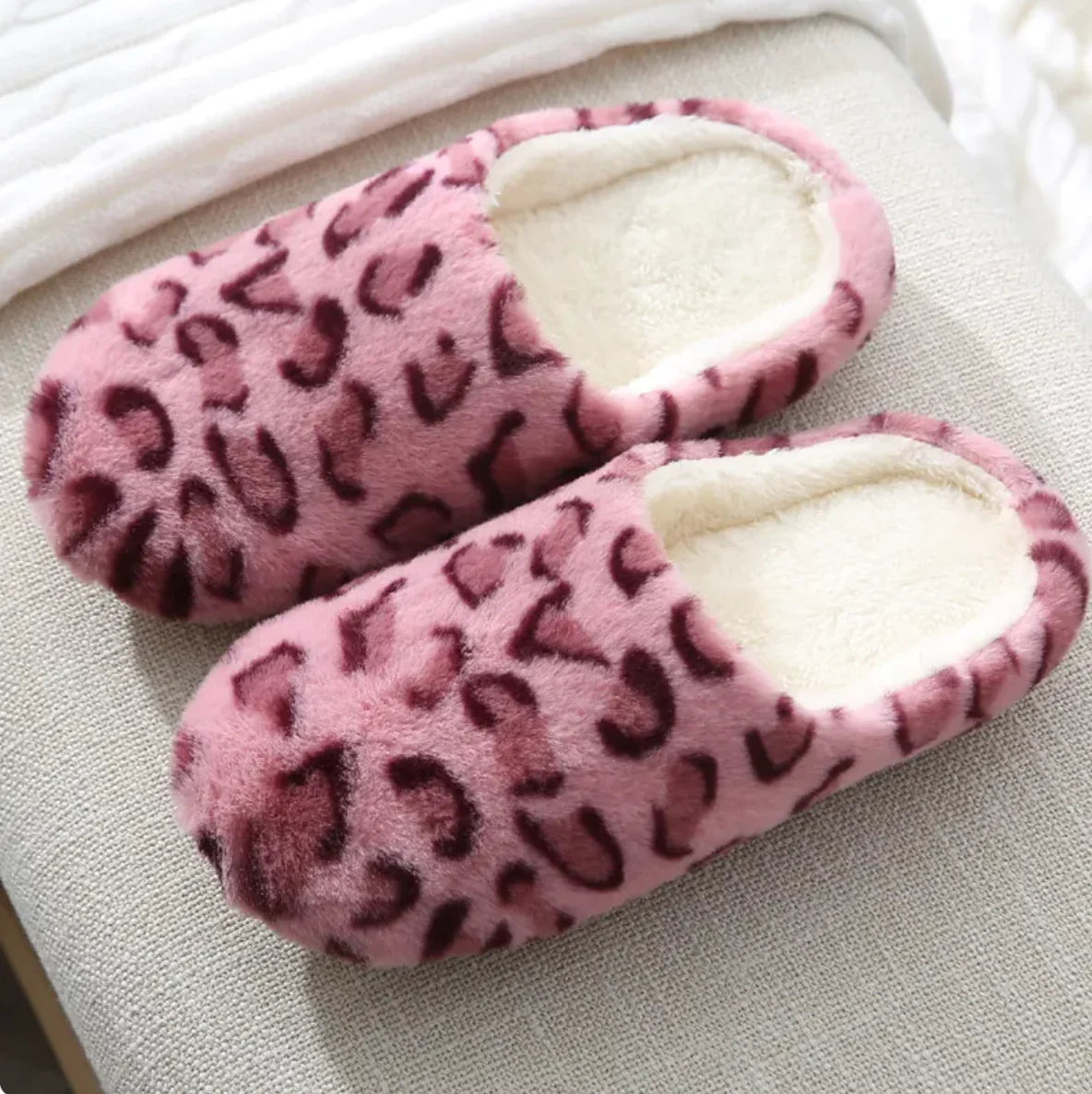 Pantuflas de interior de piel de conejo con estampado de leopardo