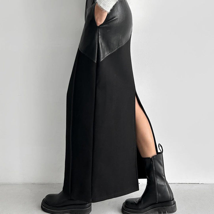 Falda de mujer estilo retro con costuras de piel sintética y largo medio, cintura alta y abertura en la cadera.