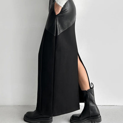 Falda de mujer estilo retro con costuras de piel sintética y largo medio, cintura alta y abertura en la cadera.