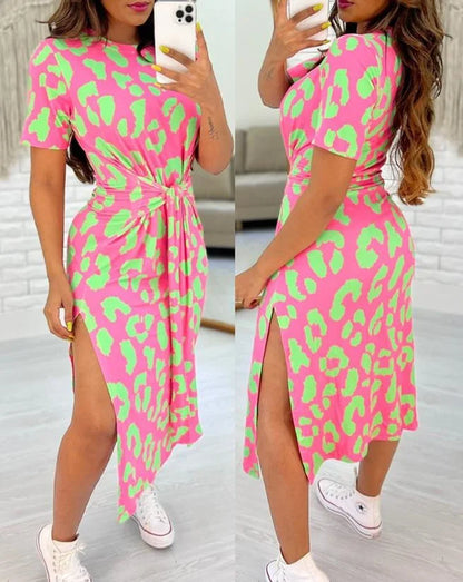 白色豹紋連身裙，繫帶細節，側開衩設計