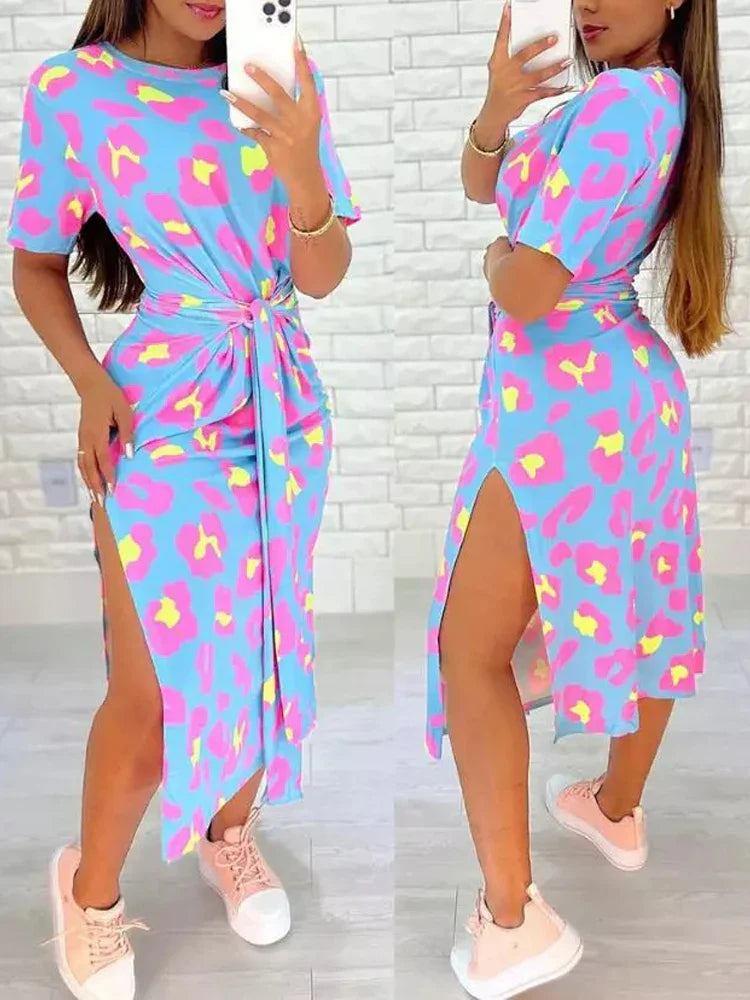 白色豹紋連身裙，繫帶細節，側開衩設計