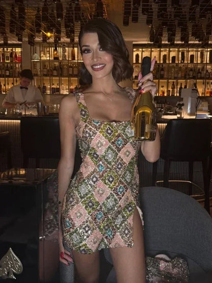 Vestido mini sexy con lentejuelas y rombos coloridos, elegante y chic, con tirantes y aberturas.