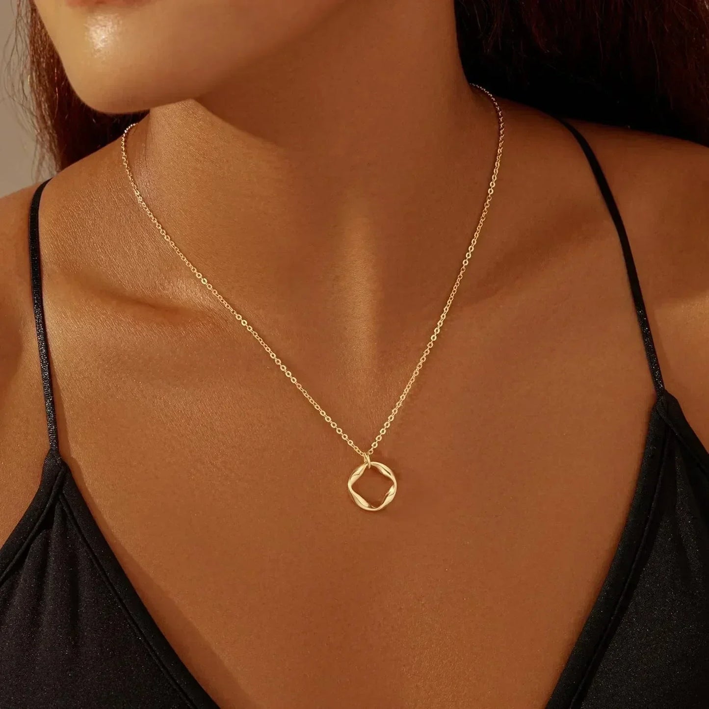 Collares de oro en capas para mujer, apilables, chapados en oro de 14 quilates, con cadena de clip circular, colgante y gargantilla para mujer.