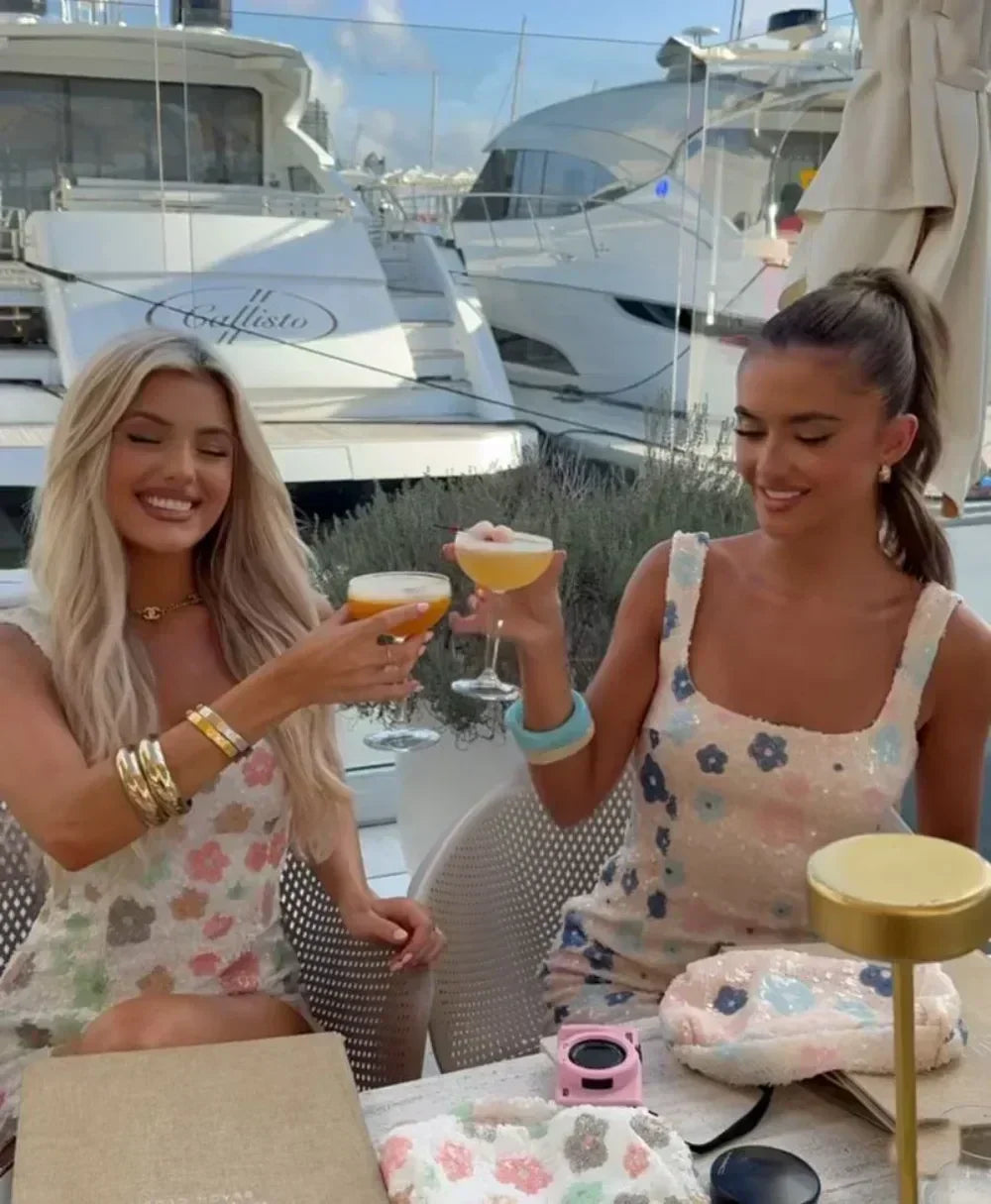 Vestido mini sexy con lentejuelas y rombos coloridos, elegante y chic, con tirantes y aberturas.