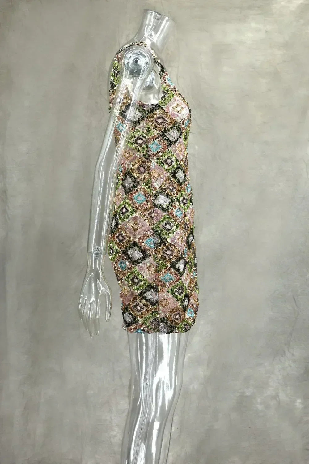 Vestido mini sexy con lentejuelas y rombos coloridos, elegante y chic, con tirantes y aberturas.